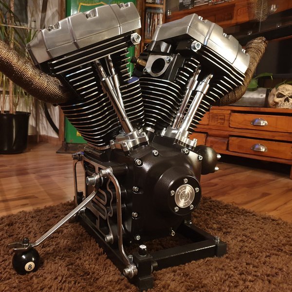 Motortisch gebaut aus V2 Harley Twin Cam - Eightball