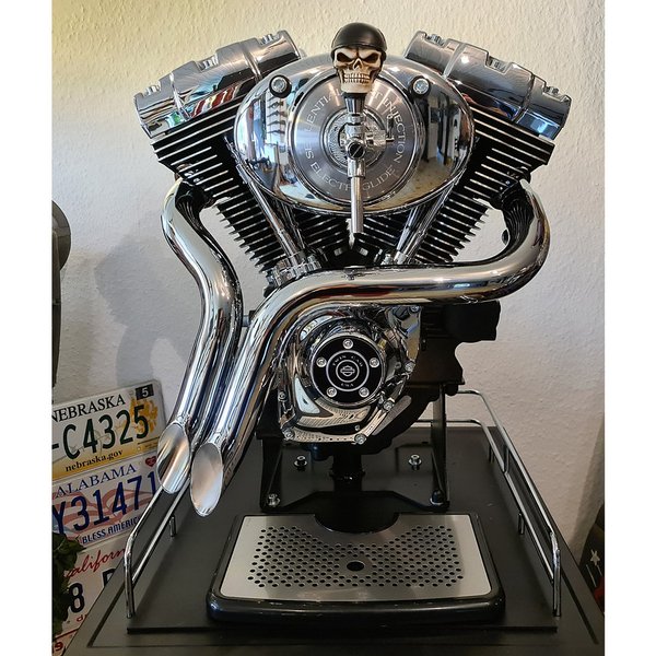 Zapfanlage aus Harley Davidson „Twin Cam“ Motor mit Kühlschrank