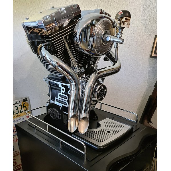 Zapfanlage aus Harley Davidson „Twin Cam“ Motor mit Kühlschrank